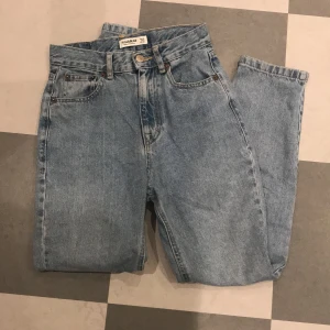 Pull&Bear Mom Jeans - Fint, använt skick. Inga hål. Köparen står för frakten. 