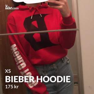 Säljer den här Justin Bieber hoodien som jag bara har användt en gång. Den e för skön men eftersom jag inte längre gillar Justin så tänkte jag sälja den.  (Prislappen e kvar)