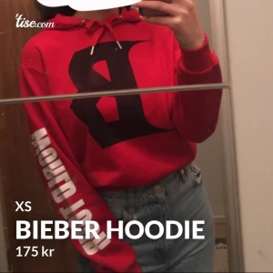 Bieber Hoodie - Säljer den här Justin Bieber hoodien som jag bara har användt en gång. Den e för skön men eftersom jag inte längre gillar Justin så tänkte jag sälja den.  (Prislappen e kvar)