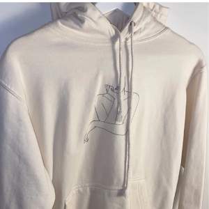 Jätte fin hoodie i begie/krämvit färg😋 köpt från ett uf företag och är i jätte fint skick, säljs då den inte kommer till användning! Perfekt luva