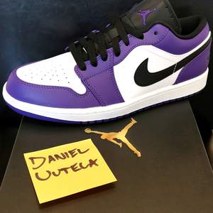 Nike Air Jordan 1 Low - Court purple. Storlek 41, US 8.  Dswt - Helt nya och oanvända. Skickas dubbelboxat med originalbox. 1400 inklusive frakt. 