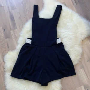 Söt byxdress från Ax - Söt byxdress perfekt till sommaren. Storlek M men passar till S också. Väldig god skick. 