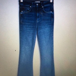 Jeans  - Helt nya jeans aldrig använda köpta igår men då jag tog fel storlek så säljer jag dom