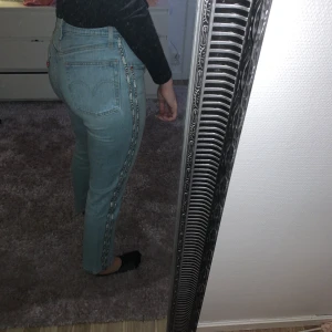 Levis jeans - Använt 2 gånger, fint skick! Storlek S men passar även M (jag har M och får på mig dom) jag är 172 cm. köpte dom för 1200 kr