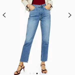 Snygga raka jeans från Topshop i modellen ”Editor”, storlek W25. Säljs på grund av att de är för små. Har bara använts fåtal gånger så de är i bra skick, kan skicka fler bilder om önskas🦋