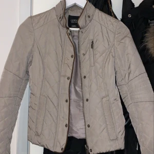 Vårjacka  - En jättefin vårjacka, kan användas till våren men även på hösten! De går att fraktas (och skulle ni vara intreserade så kan jag skicka bättre bilder och hur den sitter på mig!)