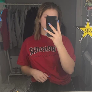 Thrasher t-shirt ❤️ - Röd thrasher t-shirt i storlek L men sitter även snyggt som oversized. Andvänd men den är i nyskick.❤️ priset går att diskuteras, frakt tillkommer.