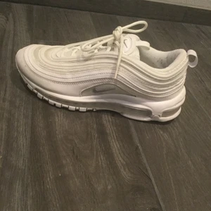 Nike skor - Nyfris 1950kr bud från 1199kr. Använda ett fåtal gånger. Storlek 41. Skick 9/10 nästan nyskick.