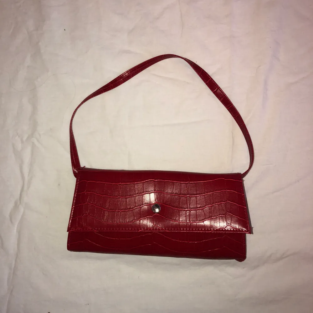 Röd handväska, superfin! Köparen står för frakten :). Accessoarer.