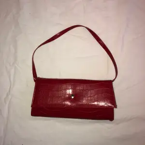Röd handväska, superfin! Köparen står för frakten :)