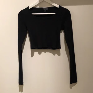 Långärmad svart croptop - Långärmad, svart croptop från topshop. Väldigt bra skick!✨💕