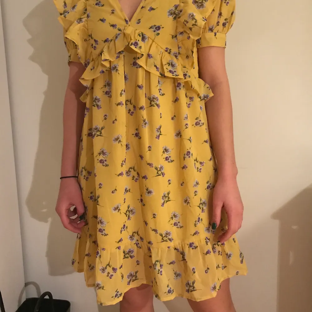 Helt ny gulblommig klänning beställd från ASOS. Nypris är 339kr. Säljer för att den är för liten 😢 . Klänningar.