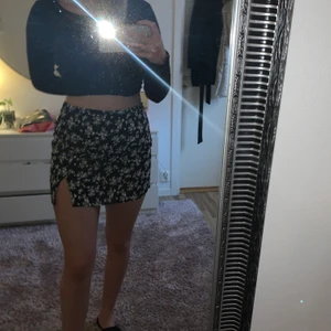 Blommig kjol - Jättesöt kjol med slits på benet 