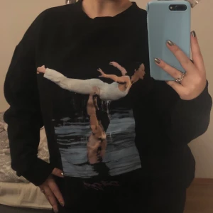 Sweatshirt  - En tjocktröja ifrån Zara i bra skick! Frakt tillkommer💓 