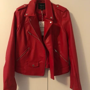 Röd skinnjacka strl M - Oanvänd jacka från Zara, passar bra på mig och då är jag i vanliga fall XS/S. 