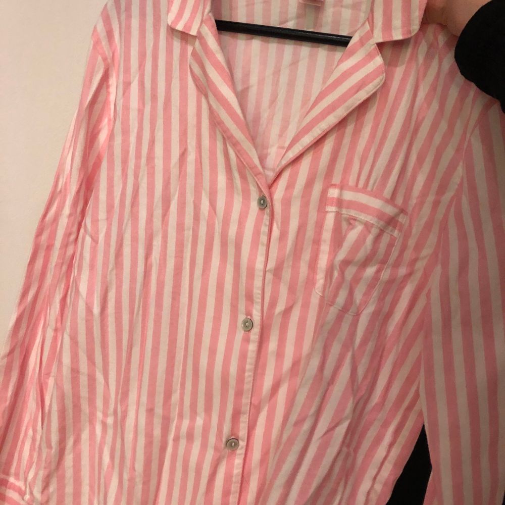 Jättefin pyjamas skjorta från Victorias Secret, behåller byxorna men säljer skjortan eftersom den inte passar mig. Super mjukt och mysigt material! Nypris: $65 för hela setet. Skjortor.