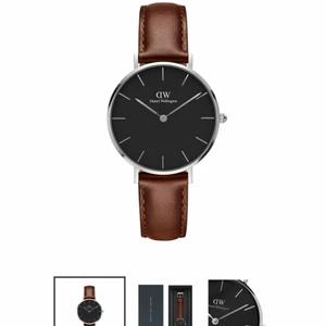 Ny äkta Daniel Wellington klocka - Petite st mawes Svart urtavla och St Mawes-rem St Mawes är en av Daniel Wellingtons mest eftertraktade remmar gjorda av äkta italienskt läder. Urtavlan är 6mm tunn. Klockur: Japanese Quartz Movement Utbytbar rem: Ja Rem: Italienskt läder Material: Dubbelpläterat rostfritt stål (316L) Remlängd: (min-max) 145mm - 185mm Klockans diameter: 32mm Rembredd: 14 mm Nypris: 1499+79frakt=1578kr Mittpris 1200 inkl frakt Helt ny i förpackningen