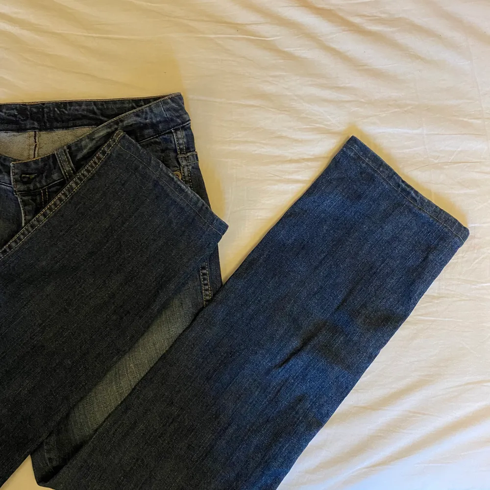 Skitsnygga esprit jeans med coola detaljer på fickorna, köpta secondhand. För korta i benen för min smak (jag är 168 cm), därför säljer jag. Aldrig använda av mig. Lite stora i midjan på mig som har ca W28, så gissar på W29 eller W30. . Jeans & Byxor.
