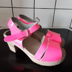 Sweeks rosa lack - Trätofflor i rosa lack 