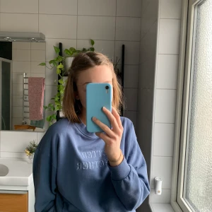 Blå sweatshirt  - Gullig blå oversized sweatshirt från Gina Tricot med text på och ribbade ändar. 💙💙  Den är i xs men sitter fortfarande oversized på mig som brukar ha s-m i tröjor. 🥳  Nästantill oanvänd och i väldigt fint skick! 🤪✨ Buda vid intresserade eller köp direkt för 350kr + frakt (: ⚡️ Avslutas söndag 10/1 19.00. 💖 LEDANDE BUD; 140kr + frakt