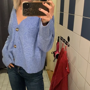 Kofta från Zara! - Snygg kofta från Zara, blå med brun ljusa knappar! Man kan ha den som jag har på bilden eller med någon snygg topp under! 💜