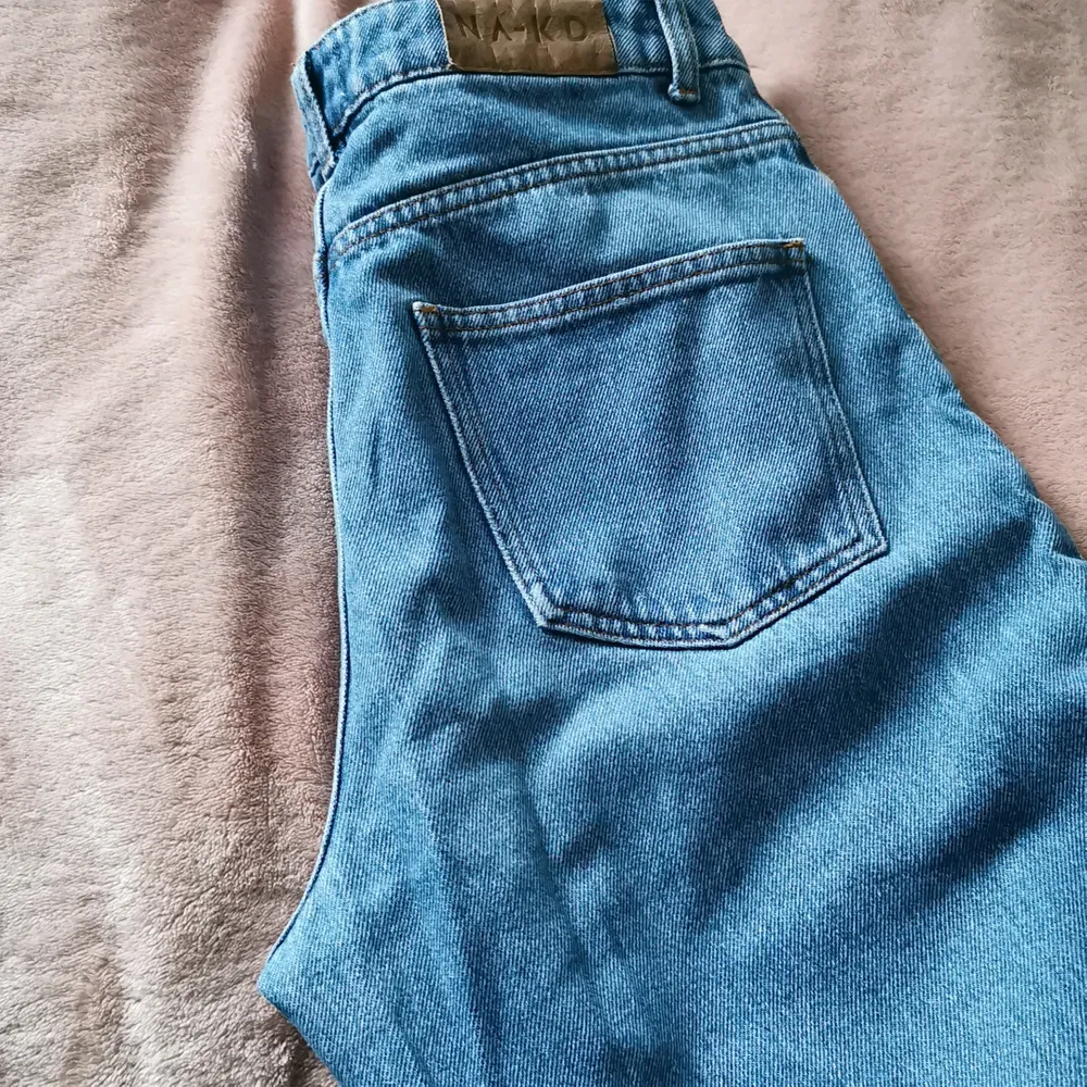 Säljer ett av mina bästa par jeans från NAKD, sparsamt använda :)) De är högmidjade och passar överallt för mig som är 173 o oftast har strl 36/S, skriv dm om ni har fler frågor :) pris exklusive frakt! . Jeans & Byxor.