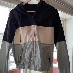 Inget märke på jackan, köpt i Italien. One size men sitter bra på mig som brukar ha Medium - Bra skick använd endast 3 gånger