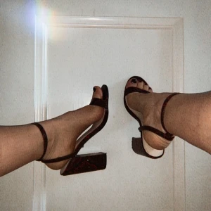 Sandalklackar i ”ormskinn” - Sandalklackar i rött/svart ormskinn, använda 1 kväll och lite inomhus. 