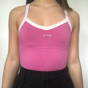 Vintage Nike linne - Vintage Nike linne. Inga defekter. Androg använt av mig men fyndat second hand. Visas på en s. Kom privat vid intresse! Högsta bud:100kr