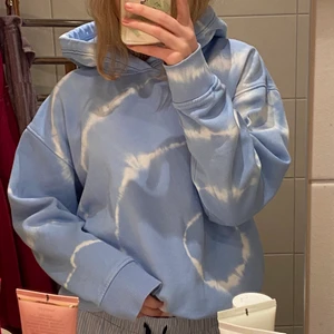 Hoodie weekday - ‼️BUDA I KOMMENTARERNA‼️ Avslutas i eftermiddag 15:00(nyår) Buden är plus frakt ‼️Mysig hoodie i bra skick som aldrig kommer till användning. Storlek XS men oversized(jag har S). Köparen står för frakten!💙