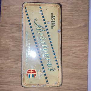 Cigarettlåda förvaringslåda - Aristocrat cigarettlåda. Är i gammalt och använt skick. Riktigt snygg att dekorera rummet med! 