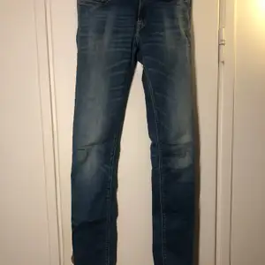 Mellanblå jeans i superflex material. Använda men inte slitna