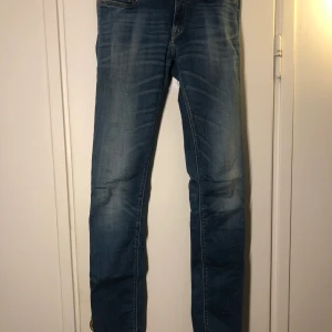 Replay jeans - Mellanblå jeans i superflex material. Använda men inte slitna