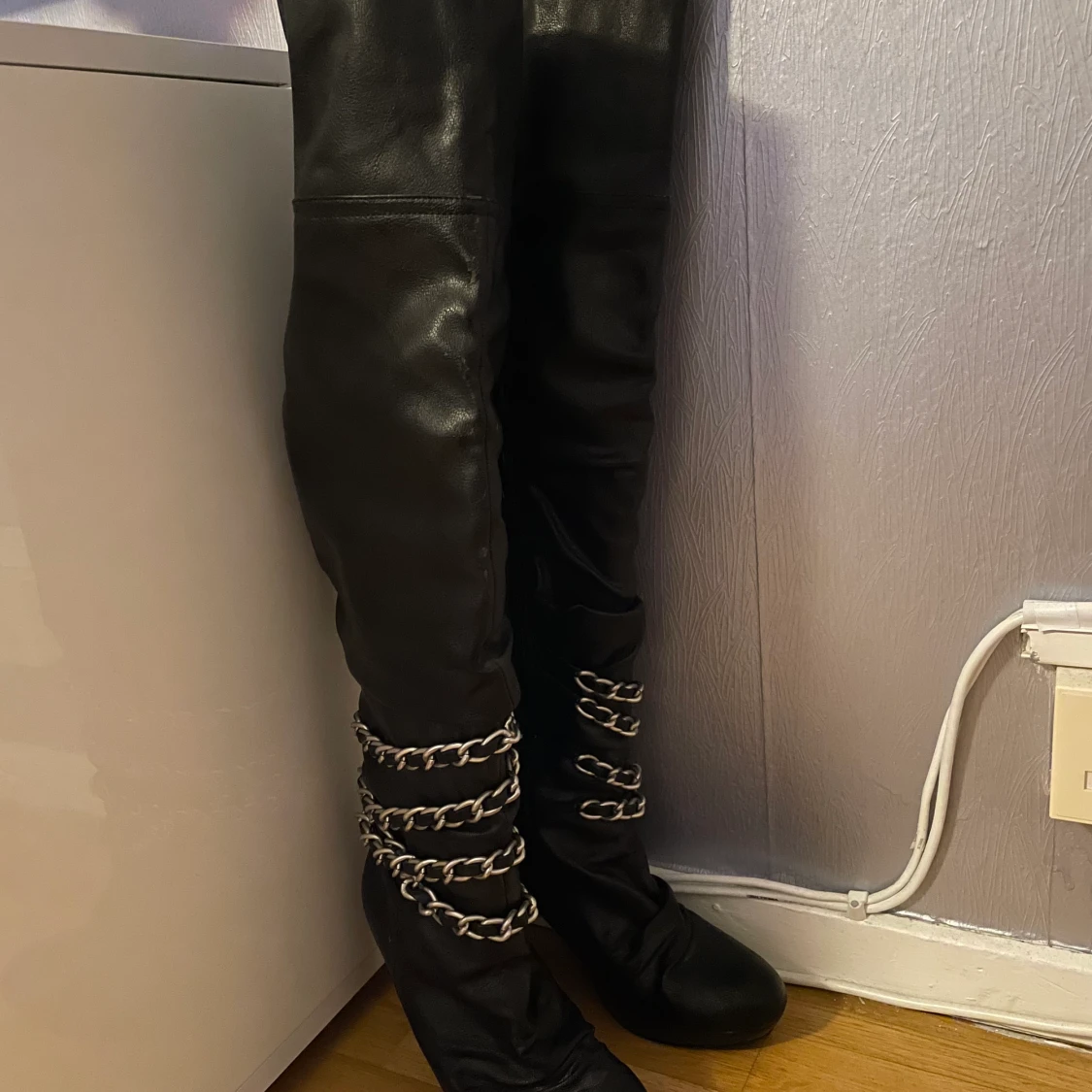 Höga knästövlar med silvrig kedja - 90