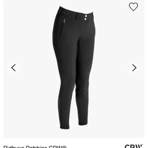 Ridbyxor storlek S - Säljer dessa ridbyxor i storlek 36 Helt oanvända och lappen sitter fortfarande kvar. Kan fraktas men då står köparen för frakten😊 Säljer för 300 + frakt då de är köpta för 699