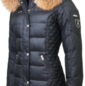 SVART NATURALE BEAM MID ÄKTA PÄLS - Den här jackan håller dig varm året om🌱🧸🥶    Välgjord och high end designer jacka😍😍. Högst bud vinner! ORGINAL PRIS 4000kr. FRI FRAKT