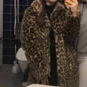 Leopard kappa i fejkpäls - Kappa i leopard mönster. Knäppning och fickor finns. Köpt på nakd. Stl. 34 men är oversized och passar därför även 36 samt 38 skulle jag säga. Superfin och skön men använder ej pga inte min stil längre! 