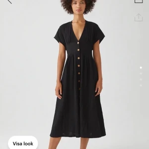 Klänning pull&bear strl M - Klänning från pull&bear i storlek M. Helt oanvänd glömde skicka tillbaka...:/ material: bomull, polyester, elastan. Frakt ingår inte i priser 🌸💖