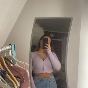 Kort kofta - Säljer denna lila tröja, som är i nyskick den har används 2 gånger och köptes på shein 💕 säljer den pga att jag inte använder den, storleken är M men den sitter som en S💕