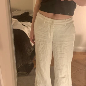 Vita Linnebyxor - Ett par vita linnebyxor i lagom oversize passform! Inte genomskinliga alls! Storlek 42 och passar bra på mig som är M, skulle även passa en storek större och en mindre💞  Varsamt använda och i toppenskick (inga fläckar etc) 
