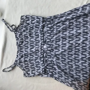 Klänning  - Söt mönstrad klänning. Går under rumpan. Öppningar över magen. Köpare står för frakt, möts ej upp! 🌸