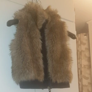 Pälsväst  - Har aldrig använts!Den är jätte mjuk och passar jättebra på sommaren och aa.Jag tycker verkligen att den är jätte fin💕