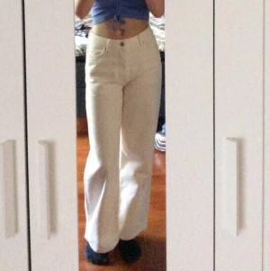 Wide Jeans - never denim - Superfina beigea/gräddvita vida jeans. Nypris 599! Säljer då de är lite för korta för mig (jeansen är korta i modellen som ni ser på bild 2 och 3). Jag är 165 cm lång. Använda ett fåtal gånger och i bra skick!! Pris kan diskuteras!! 