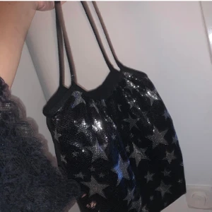 Väska med stjärnor  - Säljer denna väska med stjärnor på. Sjukt snygg men kommer inte till användning. Skick 10/10.