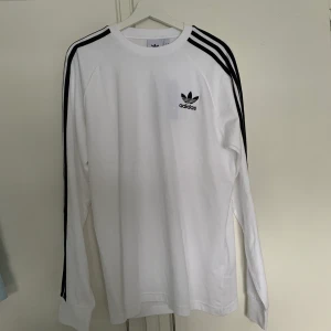 Adidas tröja, oanvänd - Oanvänd adidas tröja, prislappen sitter kvar. Storlek L. (Köparen står för frakten)