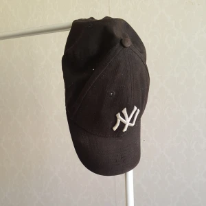  - NY-keps  Frakt: 35