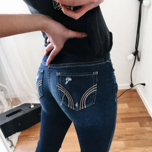  - Hollister-jeans med hål på ena knäet och slitningar!! Supersnygg mörkblå färg, sparsamt använda ✨
