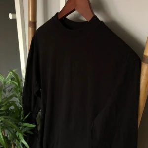  - stilren långärmad tröja från Weekday