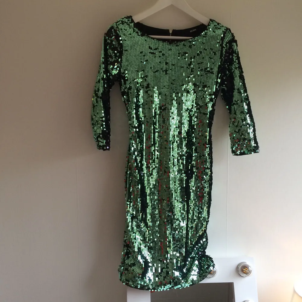 Mintgrön paljettklänning från BikBok i storlek S. Använd 1 gång. Säljs pga att den endast hänger i garderoben. Köparen står för frakten. . Klänningar.
