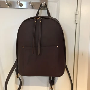 - Snygg ganska liten ryggsäck jag köpt på accessories i london! Köpt för 350kr. Aldrig använd så därför säljs den